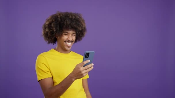 Homem Africano Feliz Com Cabelo Afro Sorrindo Enquanto Usa Celular — Vídeo de Stock