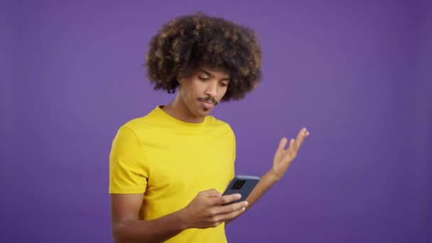 African Man Curly Hair Gesturing Worried While Using Mobile Studio — Video Stock