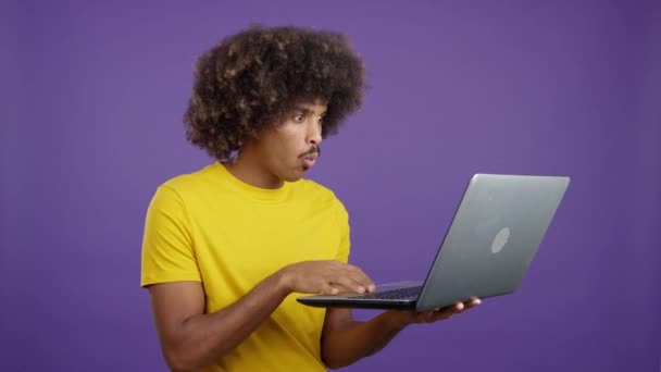 Surprised African Man Laptop Studio Brown Background — Vídeo de Stock