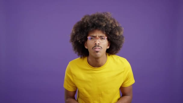 African Man Curly Hair Taking Her Glasses See Far Away — Vídeo de Stock