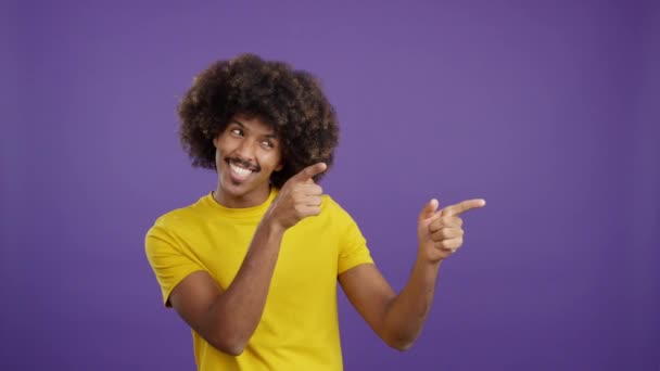 Cool Smiley African Man Gesturing Indicate Blank Space Side Studio — Stockvideo