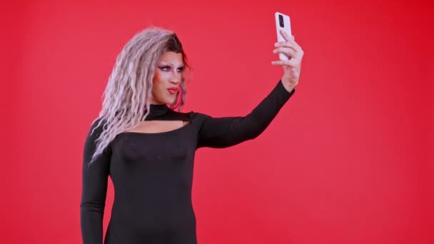 Sensual Transgênero Pessoa Com Maquiagem Beijos Tirar Uma Selfie Com — Vídeo de Stock
