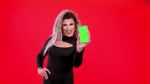 Transgender Person Dressed Drag Queen Showing Chroma Screen Mobile Studio — Αρχείο Βίντεο
