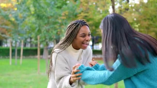 Vídeo Cámara Lenta Una Mujer Multiétnica Exitosa Celebrando Abrazando Parque — Vídeo de stock
