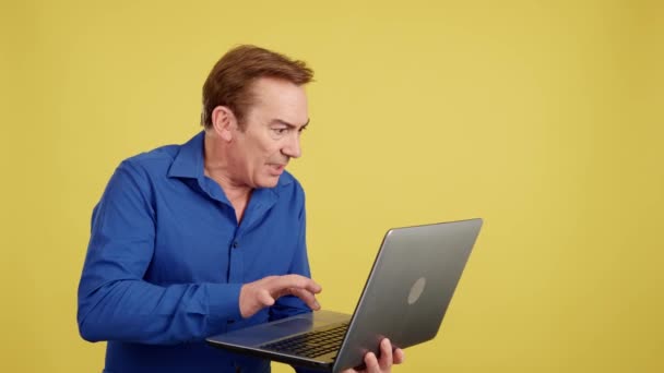 Mature Man Standing Problem Laptop Studio Yellow Background — Video