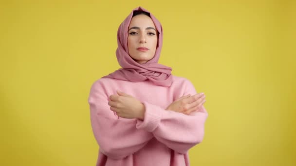 Femme Musulmane Forte Fière Regardant Caméra Studio Avec Fond Jaune — Video