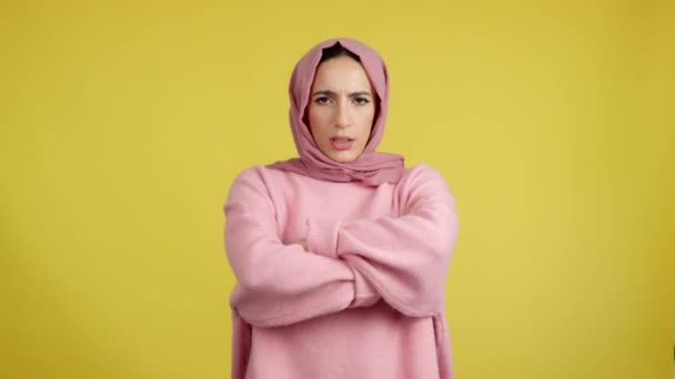 Muslim Woman Crossing Arms Angry Expression Studio Yellow Background — ストック動画