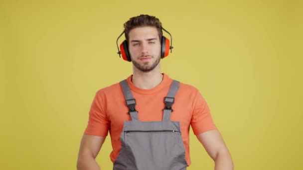 Serious Caucasian Worker Headphones Standing Arms Crossed Looking Camera Studio — Vídeo de Stock