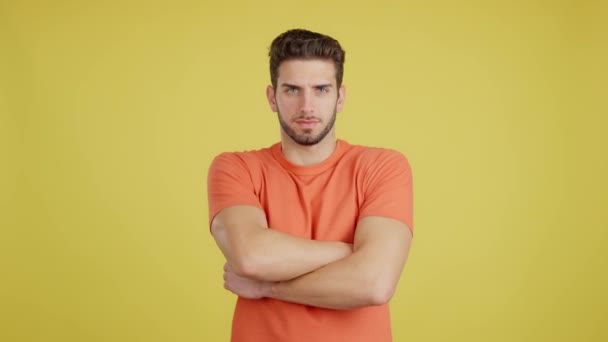 Stüdyoda Sarı Arka Planda Kızgın Bir Ifadeyle Kollarını Birleştiren Beyaz — Stok video