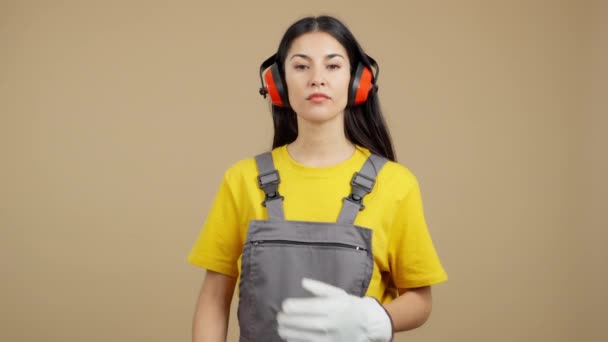 Friendly Caucasian Woman Carpentry Worker Work Uniform Studio Brown Background — Stok video
