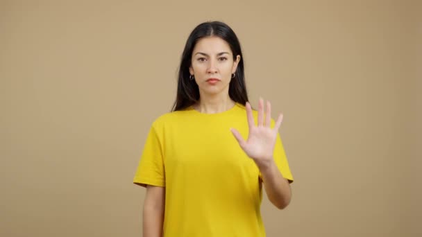 Kavkazská Žena Gestikuluje Zákaz Rukou Studiu Hnědým Pozadím — Stock video