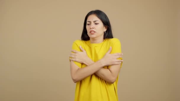 Caucasian Woman Looking Camera Gesturing Cold Studio Brown Background — Stockvideo