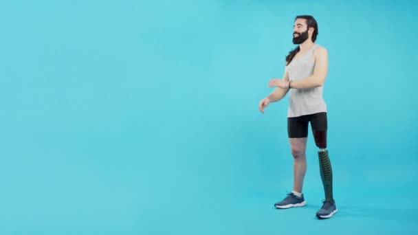 Studio Video Blue Background Man His Arms Crossed Standing Prosthesis — Vídeo de Stock