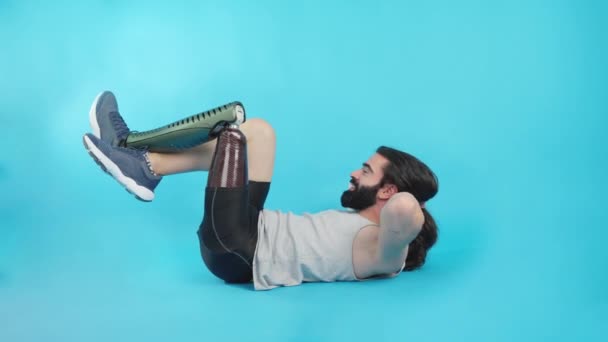 Horizontal Studio Video Blue Background Sportive Bearded Man Prosthetic Leg — ストック動画
