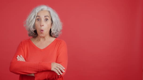 Studio Video Red Background Mature Woman Pointing Surprised Side — Video