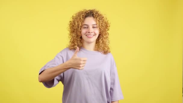 Студійне Відео Жовтим Тлом Щасливої Молодої Жінки Кучерявим Волоссям Піднімає — стокове відео
