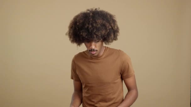 Африканський Чоловік Кучерявим Волоссям Жестикулюючи Руками Студії — стокове відео