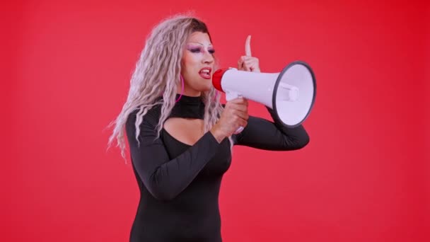 Rozrušený Transgender Osoba Křičí Pomocí Reproduktoru Studiu Červeným Pozadím — Stock video