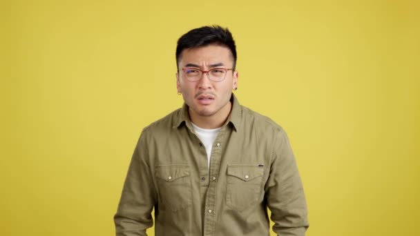 Chinese Mann Nimmt Ihre Brille Sie Sehen Während Die Kamera — Stockvideo