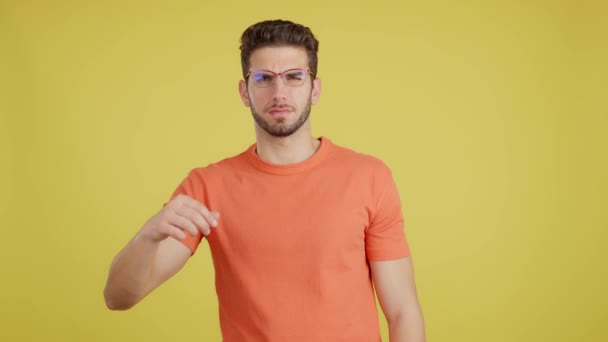 Kaukasischer Mann Nimmt Brille Studio Mit Gelbem Hintergrund Sehen — Stockvideo