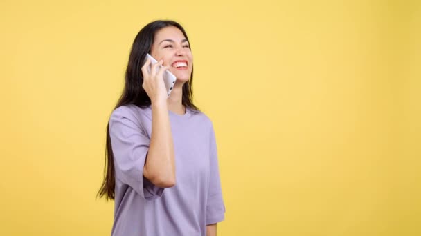Happy Caucasian Woman Talking Mobile Studio Yellow Background — ストック動画