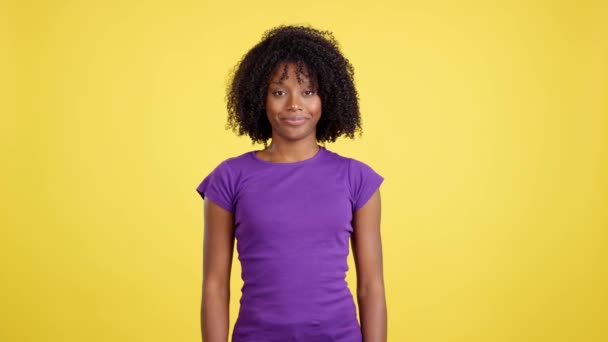 Cool Woman Afro Hair Laughing While Looking Camera Studio Yellow — Video Stock