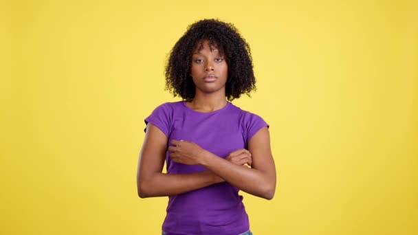 Angry Woman Afro Hair Posing Arms Crossed Studio Yellow Background — Video Stock