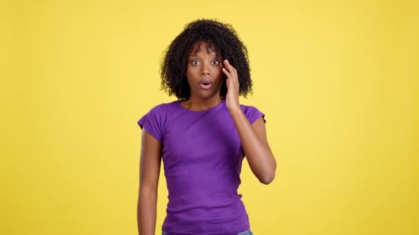 Cool Woman Afro Hair Expressing Surprise Studio Yellow Background — Vídeo de Stock