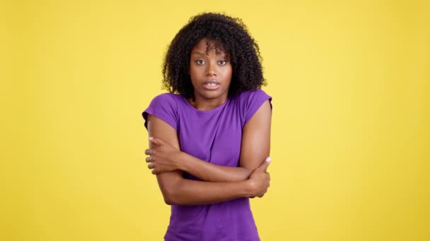 Žena Africkými Vlasy Objímající Gestikuluje Chlad Studiu Žlutým Pozadím — Stock video