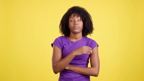 Gelangweilte Frau Mit Afro Haaren Schaut Studio Mit Gelbem Hintergrund — Stockvideo