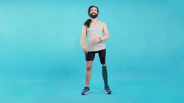 Fotokopi Alanı Beyaz Bir Adamın Bacağında Protezi Olan Mavi Arka — Stok video