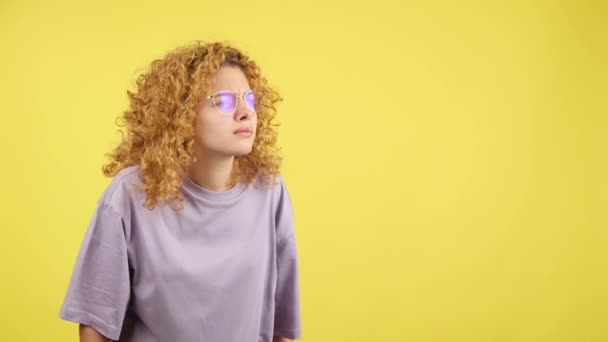 Studio Video Yellow Background Woman Curly Hair Taking Her Glasses — Stock Video