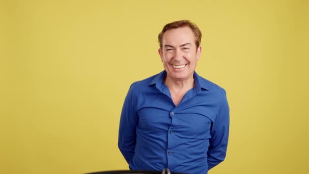 Studio Video Yellow Background Happy Mature Man Giving Gift — Vídeo de Stock