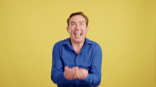 Volwassen Man Omringd Door Confetti Vliegen Lucht Studio Met Gele — Stockvideo