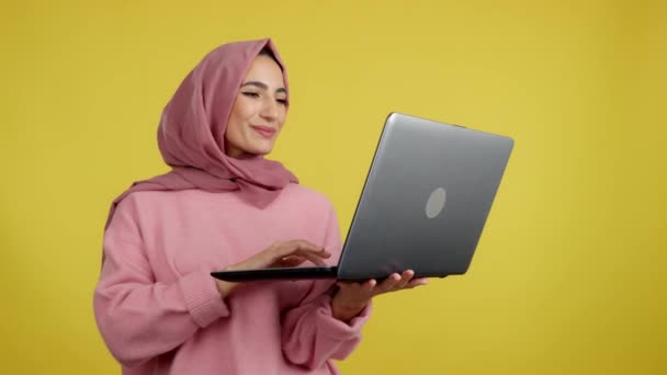 Heureuse Femme Musulmane Debout Utilisant Ordinateur Portable Studio Avec Fond — Video