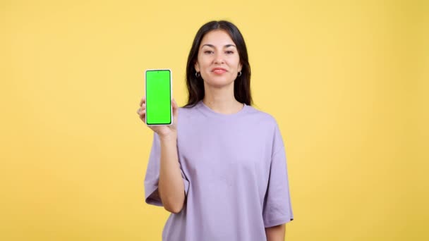 Щаслива Жінка Тримає Мобільний Телефон Хромовим Екраном Студії Жовтим Тлом — стокове відео