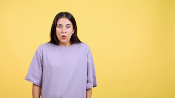 Erstaunte Frau Zeigt Überrascht Zur Seite Atelier Mit Gelbem Hintergrund — Stockvideo