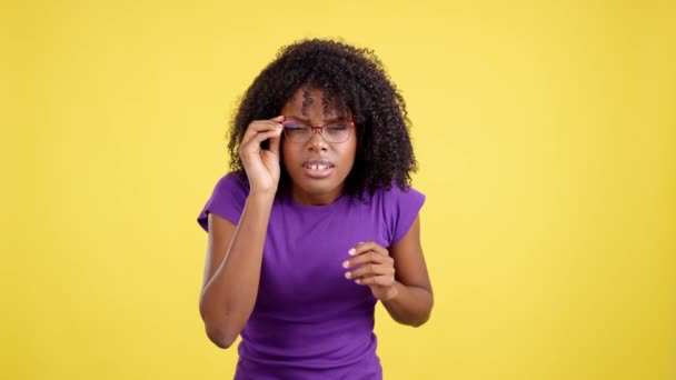Afro Mulher Tirando Óculos Para Olhar Para Câmera Estúdio Com — Vídeo de Stock