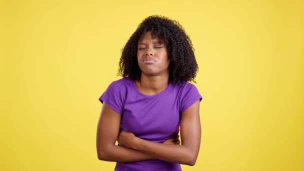 Woman Afro Hair Standing While Gesturing Headache Stomachache Studio Yellow — Stock Video
