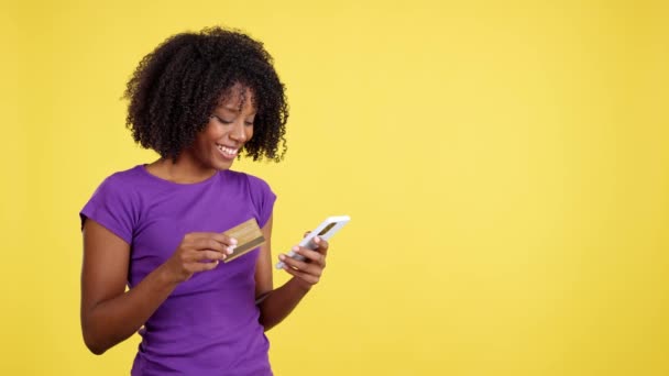 Mulher Com Cabelo Afro Compras Line Com Celular Cartão Crédito — Vídeo de Stock
