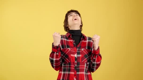 Androgynous Person Celebrating While Raising Fists Studio Yellow Background — Vídeo de Stock