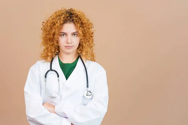 Imagen Estudio Una Joven Doctora Seria Con Pelo Rizado Bata — Foto de Stock