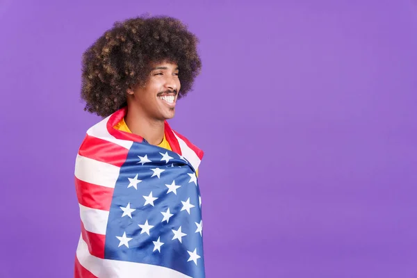 Zasněný Africký Muž Kudrnatými Vlasy Zábal Národní Vlajkou Severní Ameriky — Stock fotografie
