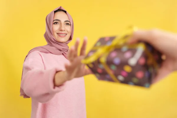Mujer Musulmana Feliz Sonriendo Mientras Recibe Regalo Mid Shot —  Fotos de Stock