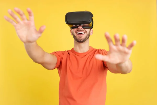 Hombre Caucásico Feliz Con Gafas Realidad Virtual Estudio Con Fondo —  Fotos de Stock