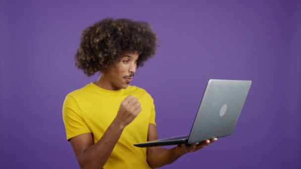 Boldog Afrikai Férfi Göndör Haj Ünneplő Használata Közben Egy Laptop — Stock videók