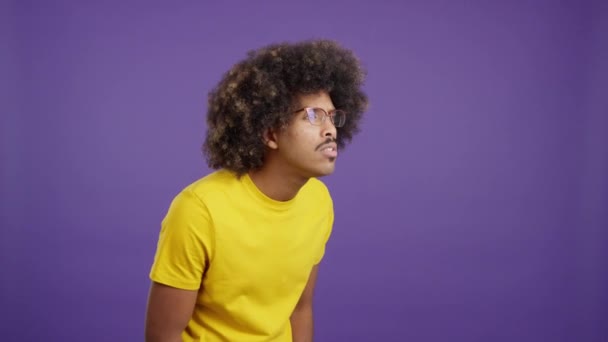 Studio Video Med Lila Bakgrund Man Med Afro Hår Tar — Stockvideo