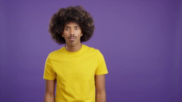 Pria Afrika Dengan Rambut Keriting Menunjuk Terkejut Sisi Studio — Stok Video