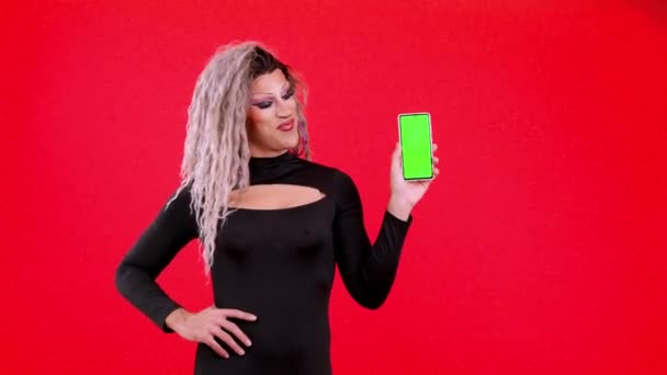 Chroma Bildschirm Des Mobiltelefons Gehalten Von Einer Transgender Person Die — Stockvideo
