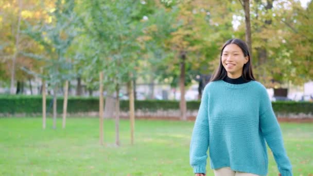 Cámara Lenta Vídeo Una Mujer Asiática Camina Hacia Una Mujer — Vídeo de stock